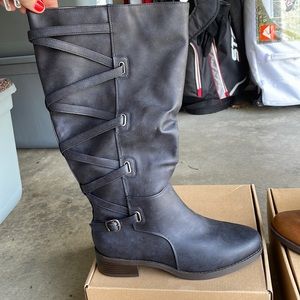 Womens wide calf boot. Navy. Size 8.5.